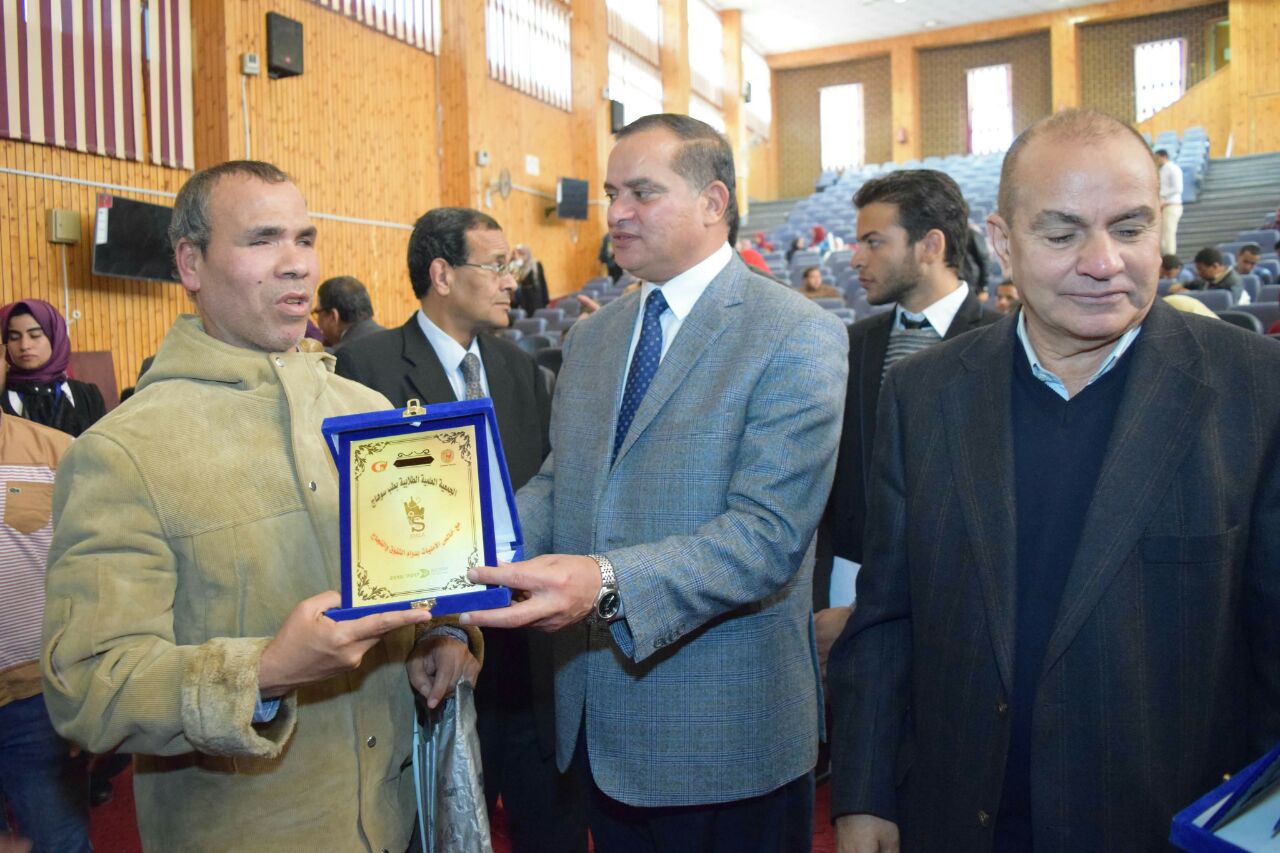  جامعة سوهاج تكرم 45 من الطلاب المكفوفين المتفوقين 