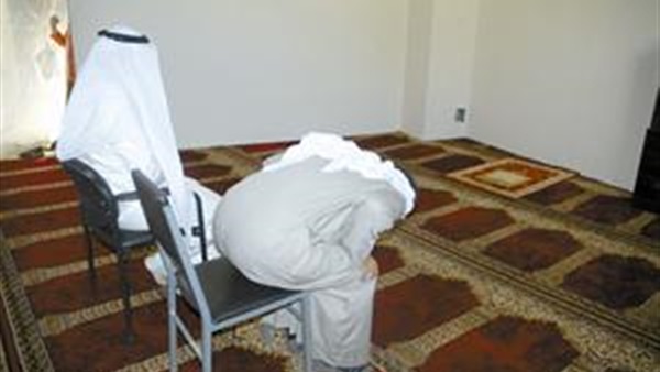 الصلاة جالسا على كرسي