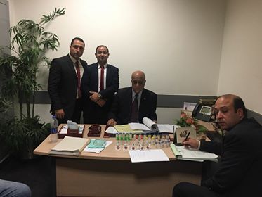 رجال الجمارك مع المضبوطات رجال الجمارك مع المضبوطات