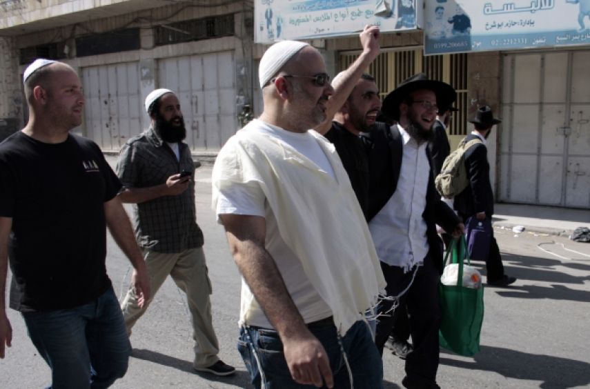 مستوطنون ينكلون بشاب فلسطيني مستوطنون ينكلون بشاب فلسطيني