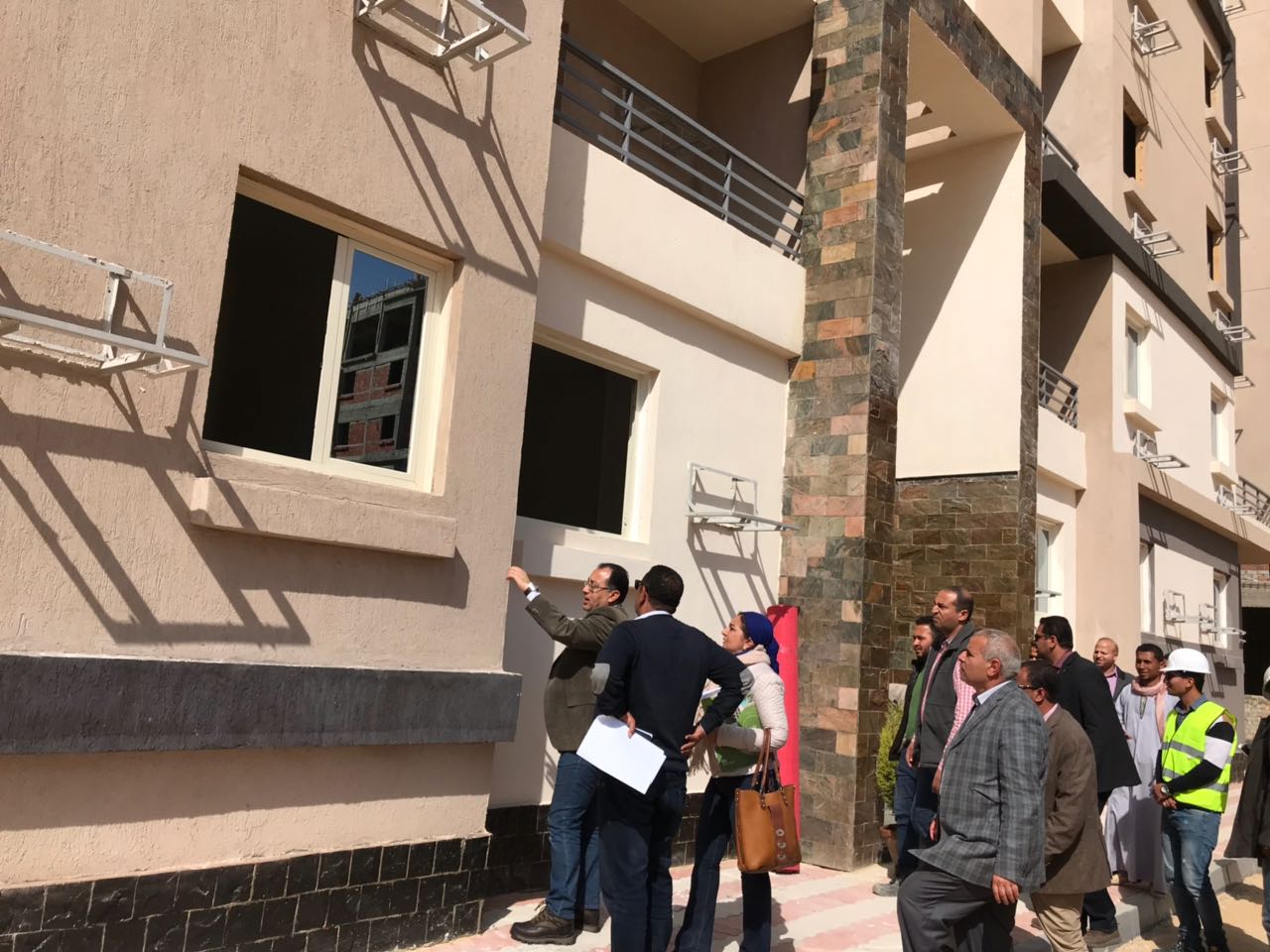 وزير الاسكان أثناء الجولة
