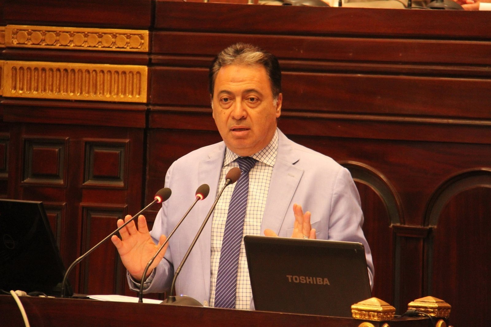 وزير الصحة الدكتور أحمد عماد الدين وزير الصحة الدكتور أحمد عماد الدين
