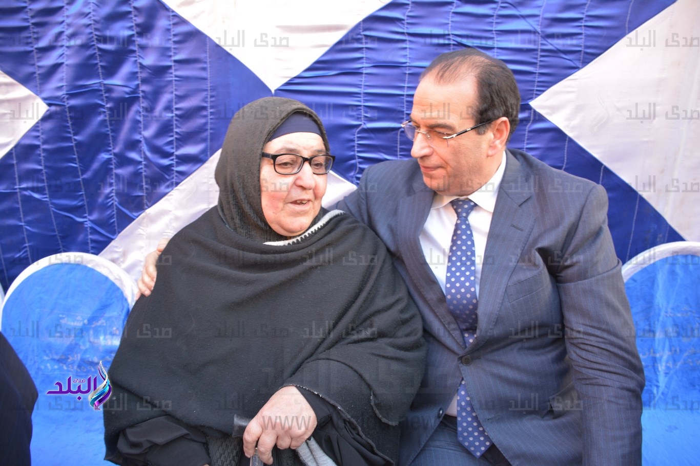 محافظ الدقهلية يقدم واجب العزاء لأسرة الشهيد مجند محمود محمد