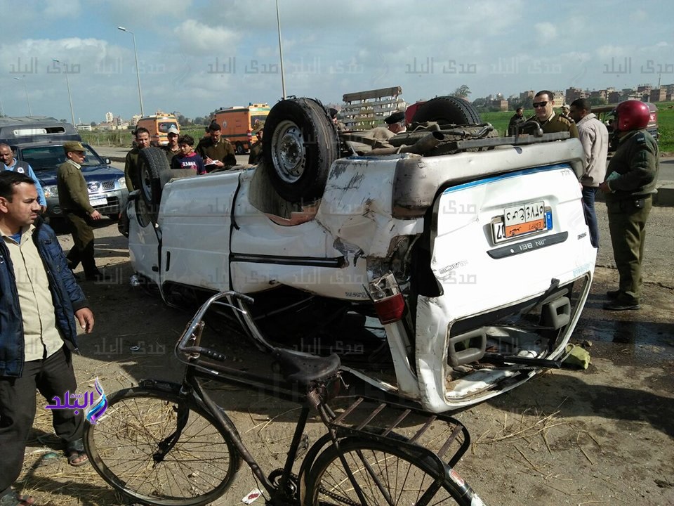 انقلاب سيارة فوق كوبرى شربين