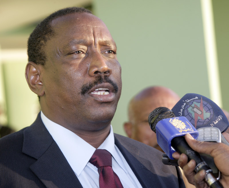  وزير الصحة السوداني بحر إدريس أبوقردة، مع نظيرته التونسية س