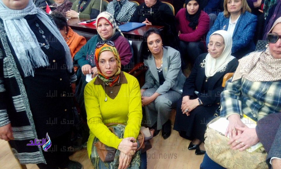 "مايا مرسى" تترك مقعدها على المنصه وتجلس على الارض "مايا مرسى" تترك مقعدها على المنصه وتجلس على الارض
