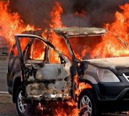 اضرام النيران فى سيارة