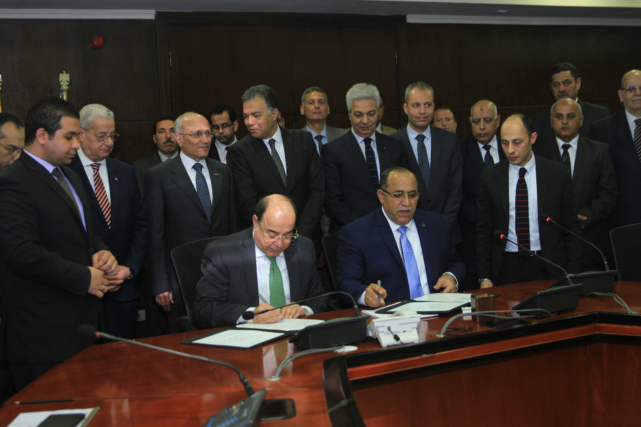 وزيرا النقل والانتاج الحربي يشهدان توقيع البروتوكول وزيرا النقل والانتاج الحربي يشهدان توقيع البروتوكول