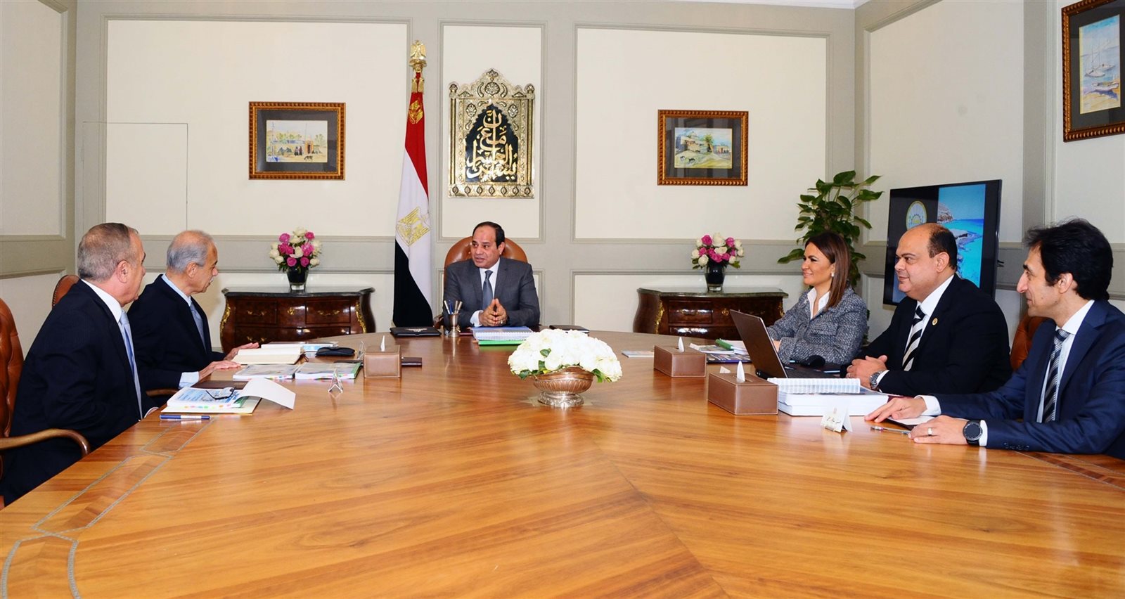  الرئيس يجتمع مع رئيس مجلس الوزراء ووزيرة الاستثمار