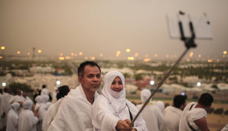 التقاط السيلفي أثناء العمرة التقاط السيلفي أثناء العمرة