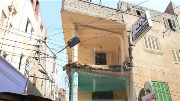 انهيار أجزاء من شرفة منزل - ارشيفية انهيار أجزاء من شرفة منزل - ارشيفية