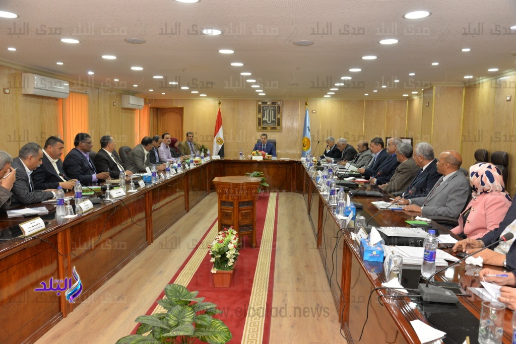جانب من اجتماع المحافظ 