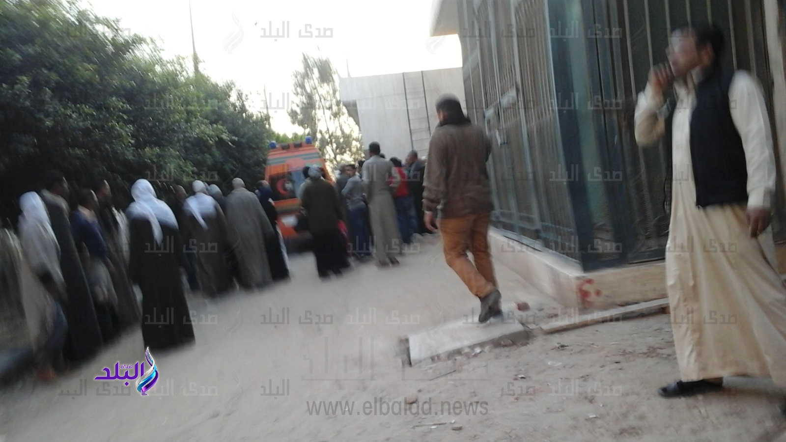 توافد أهالى ضحايا حادث تصادم قطارى المناشى لمشرحة دمنهور توافد أهالى ضحايا حادث تصادم قطارى المناشى لمشرحة دمنهور