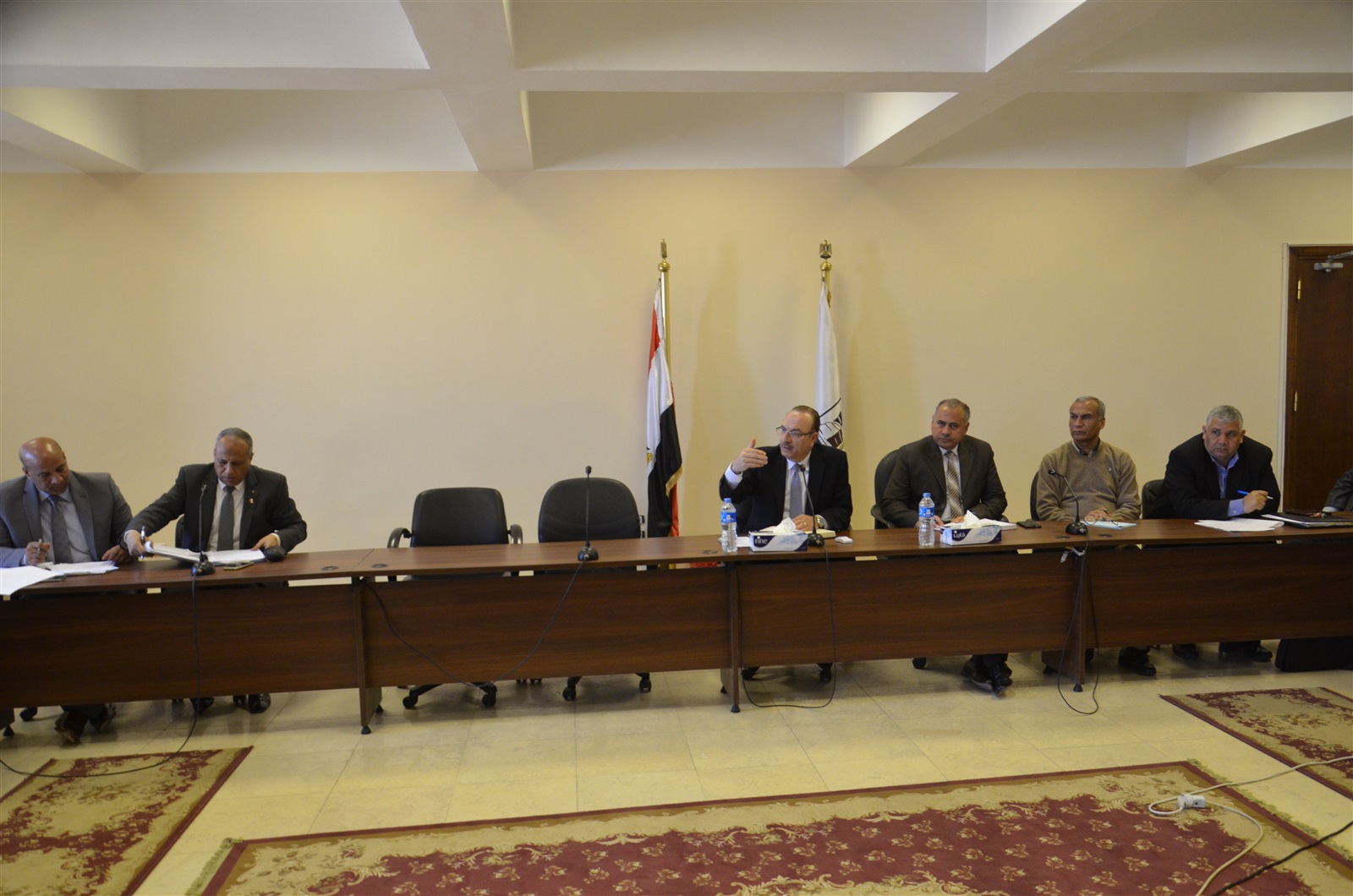 محافظ بني سويف يجتمع مع رؤساء المصالح الحكومية 