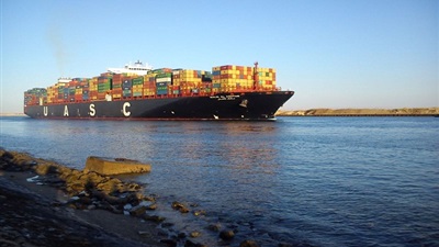 عبور سفينة لقناة السويس 