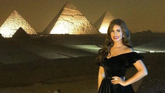 مي سليم تتألق تحت سفح الأهرامات مي سليم تتألق تحت سفح الأهرامات