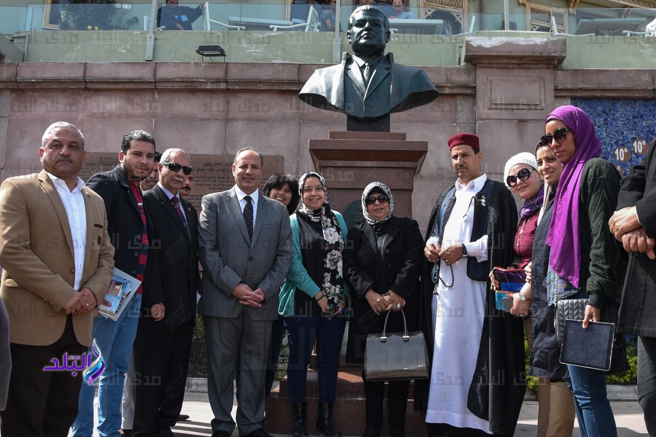 محافظ الإسكندرية يفتتح تمثال العالم أحمد زويل محافظ الإسكندرية يفتتح تمثال العالم أحمد زويل
