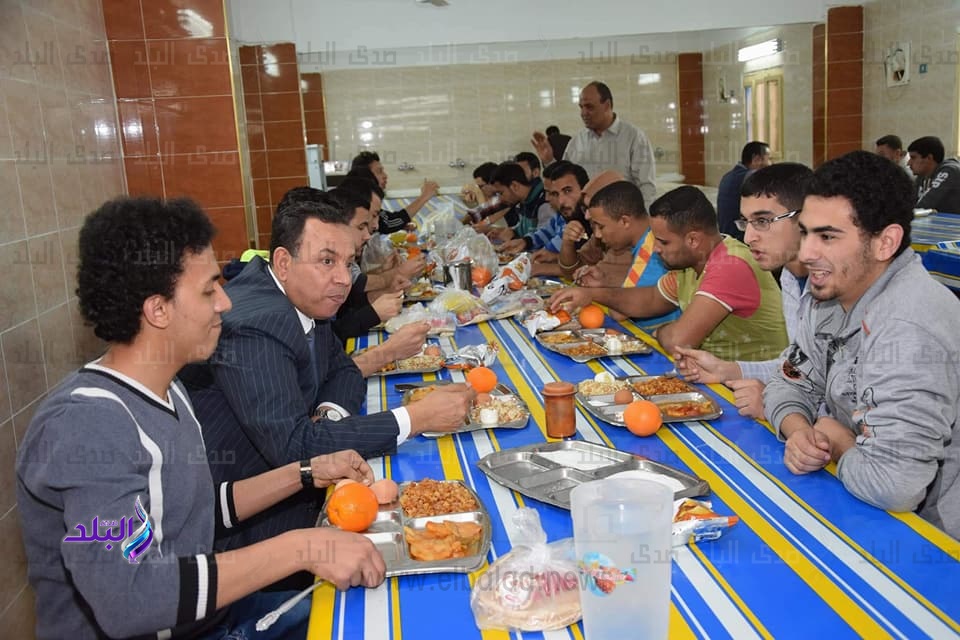 رئيس جامعة المنوفية يتناول الغداء مع الطلاب 