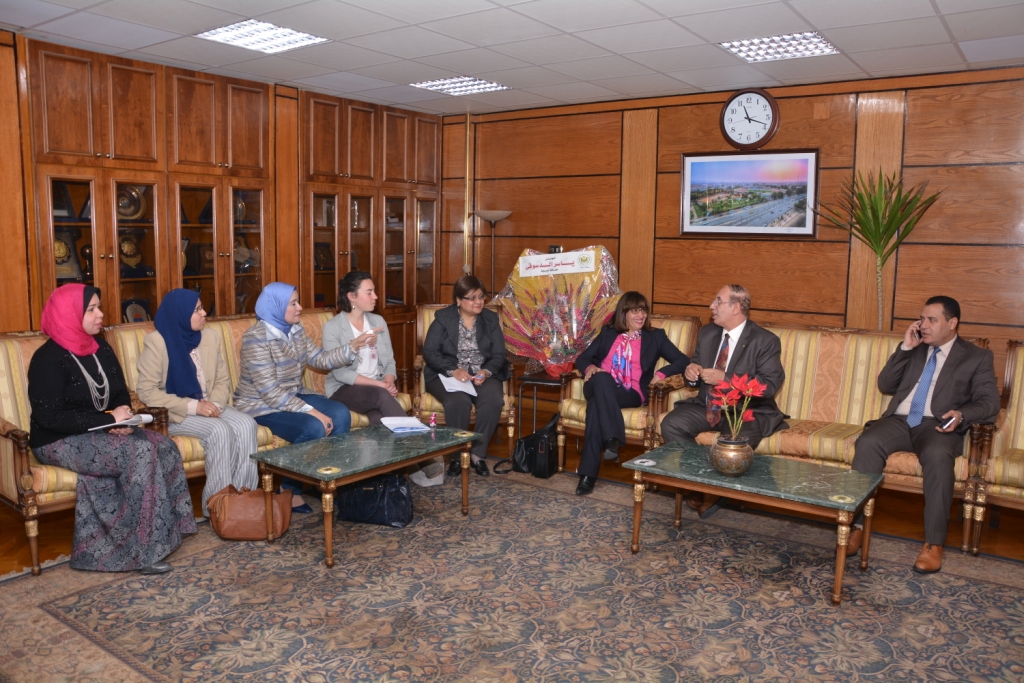 رئيس جامعة أسيوط يستقبل وفد من السفارة الفرنسية بالقاهرة