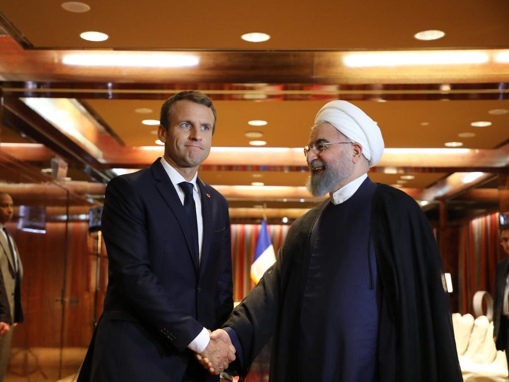 إيمانويل ماكرون من نظيره الإيراني حسن روحاني إيمانويل ماكرون من نظيره الإيراني حسن روحاني