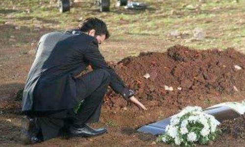 الدعاء يصل للميت كهدية تحول قبره إلى جنة.. بـ25 طريقة لا تعرفها