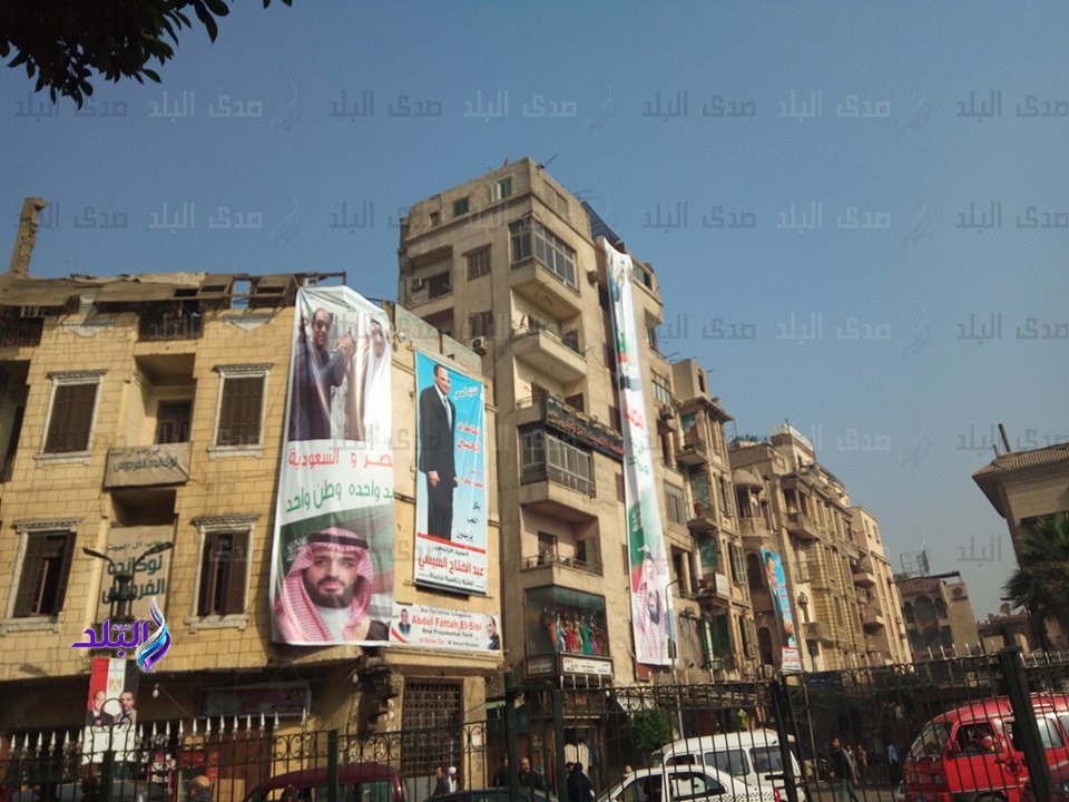 تجار الأزهر يرفعون لافتات ترحيب بالملك محمد بن سلمان