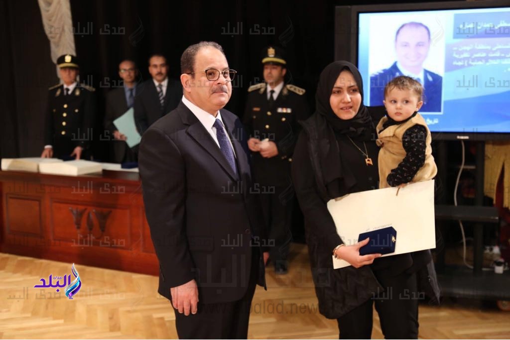وزير الداخلية خلال تكريم اسر الشهداء