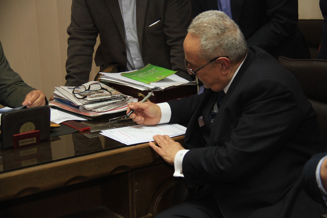 أبو شقة يوقع على استمارة ترشحه لرئاسة حزب الوفد