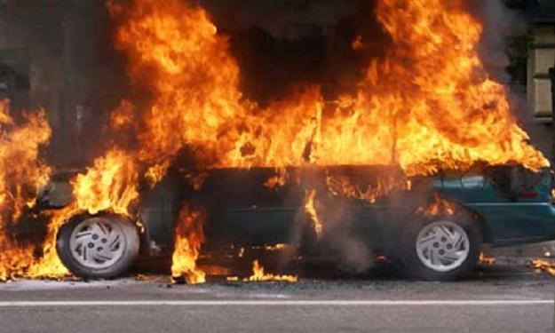 صورة أرشيفية - حريق سيارة صورة أرشيفية - حريق سيارة
