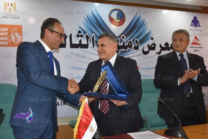 البحيرة تهدي رئيس هيئة الكتاب درع المحافظة البحيرة تهدي رئيس هيئة الكتاب درع المحافظة