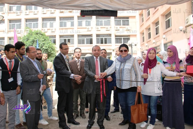 رئيس جامعة بنى سويف يفتتح المعرض الفنى الثانى لكلية الصيدلة رئيس جامعة بنى سويف يفتتح المعرض الفنى الثانى لكلية الصيدلة