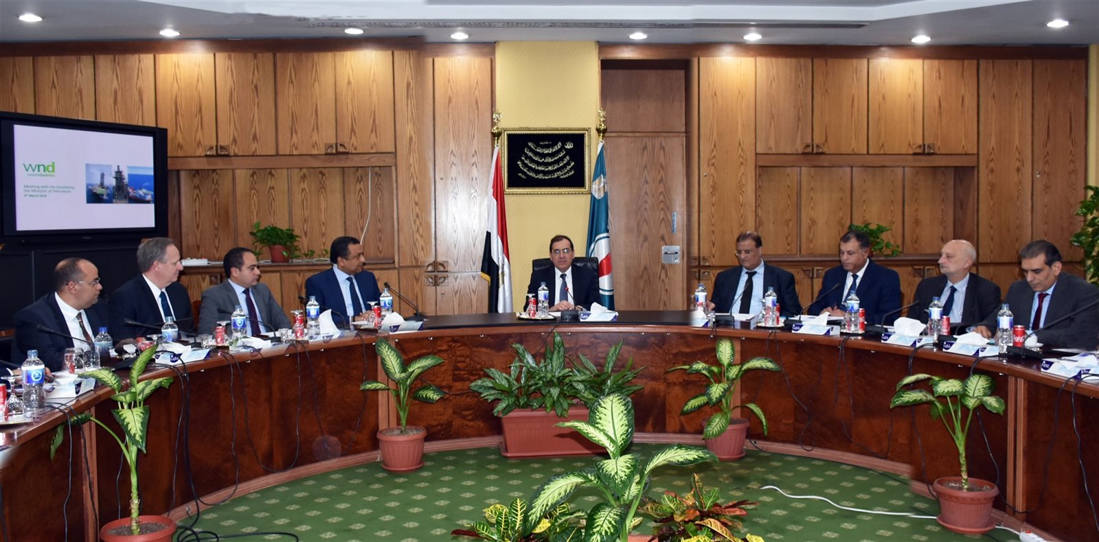 وزير البترول خلال الاجتماع وزير البترول خلال الاجتماع