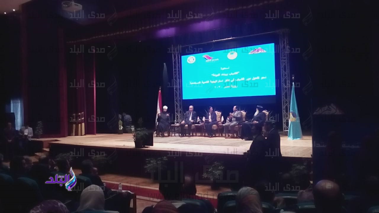 جانب من الندوة جانب من الندوة