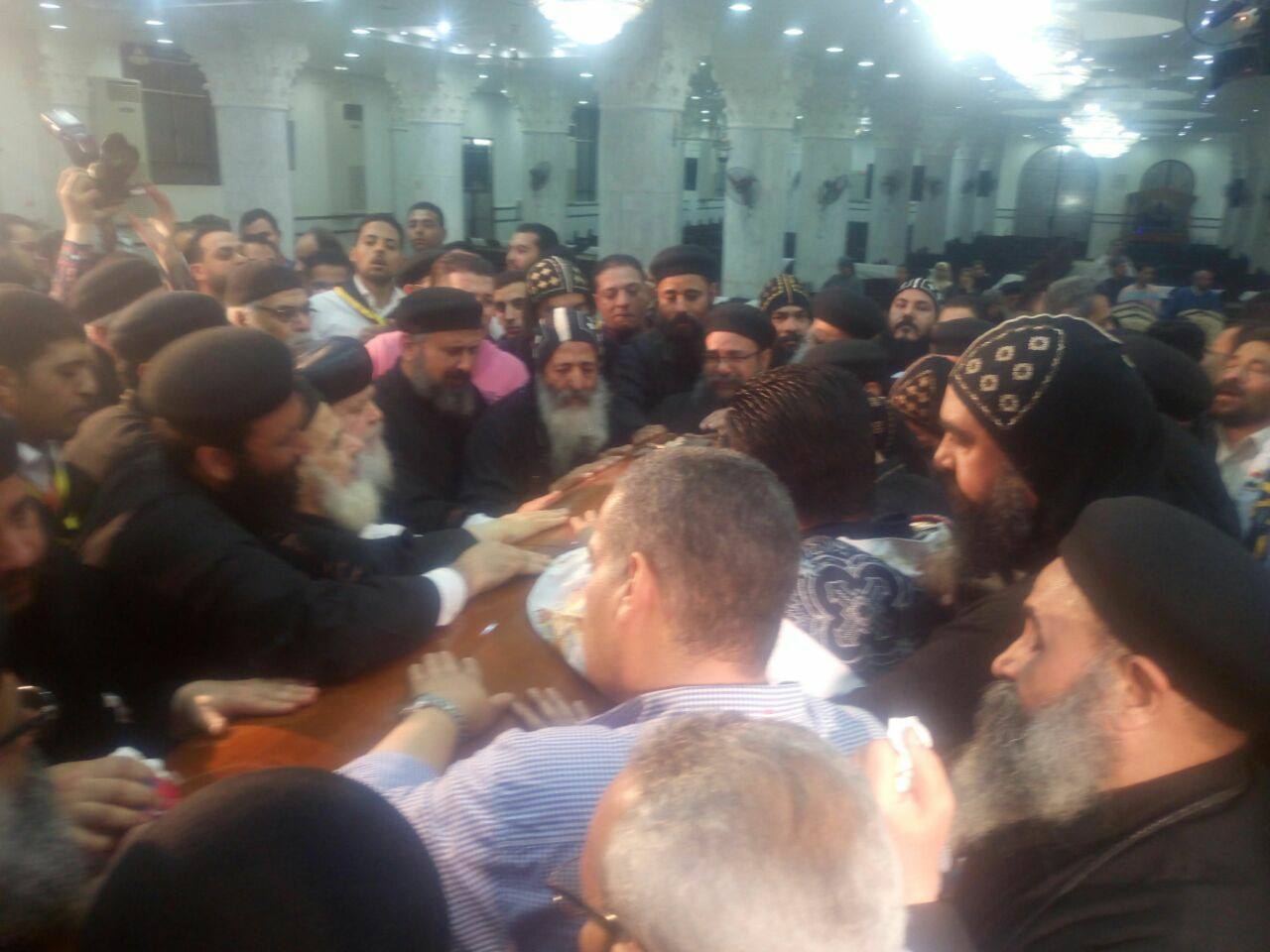  وصول جثمان الأنبا فام إلى طما