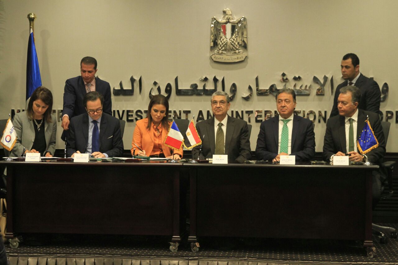 جانب من توقيع الاتفاقية جانب من توقيع الاتفاقية