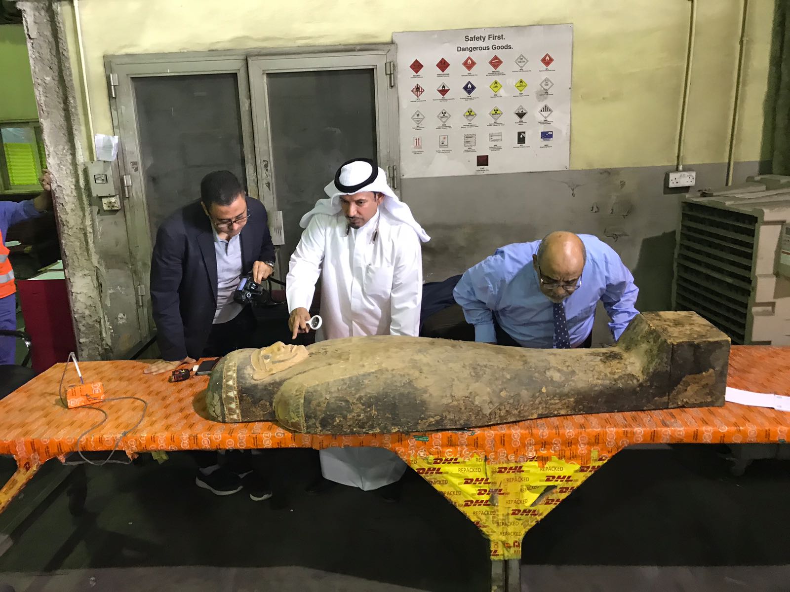 فحص تمثال بالكويت يشتبه أنه فرعونى