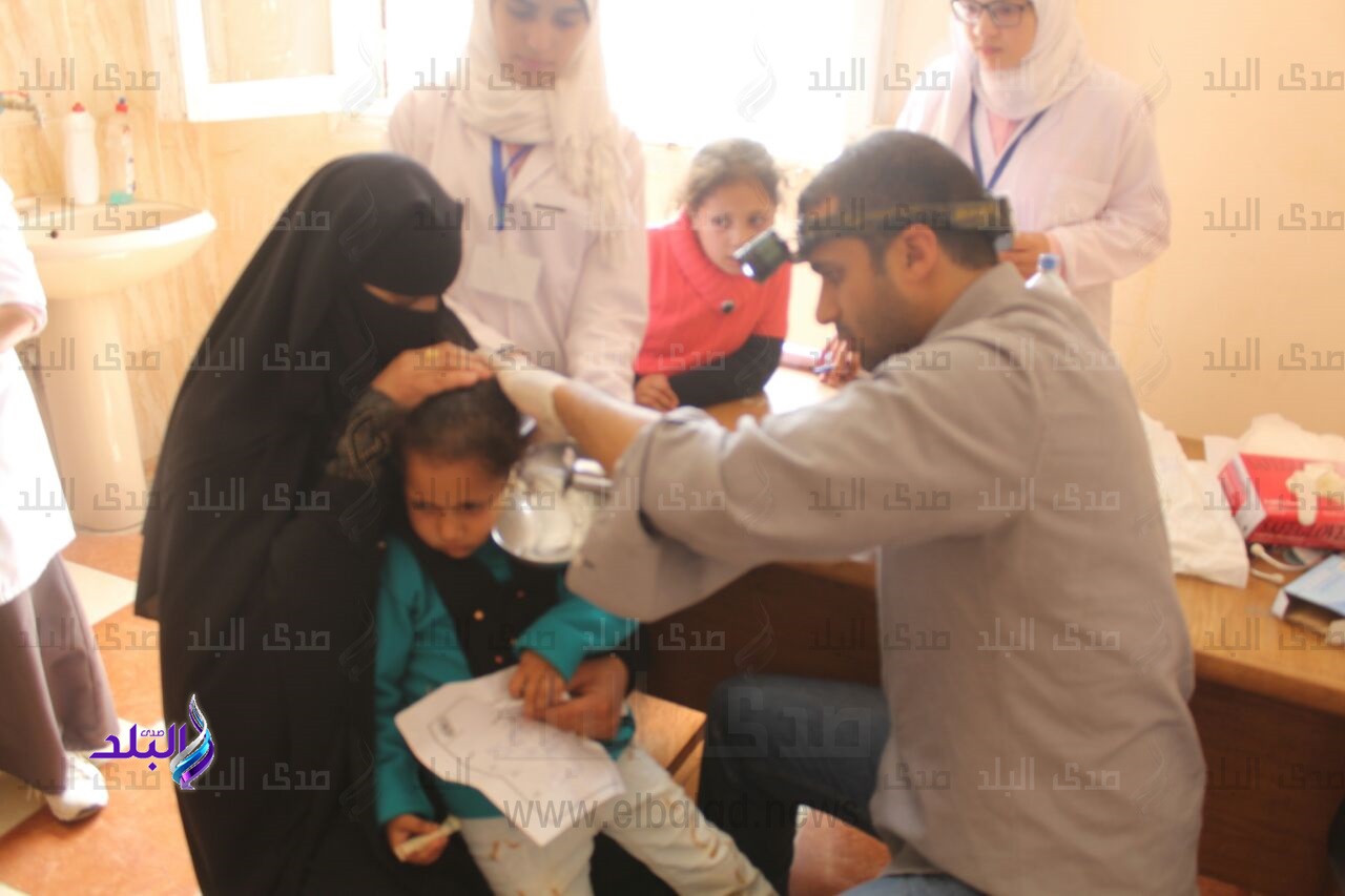 قافلة الأزهر الطبية إلى الواحات البحرية توقع الكشف الطبي على