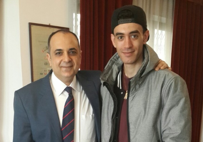 السفير المصري والمواطن محمد عزت السفير المصري والمواطن محمد عزت