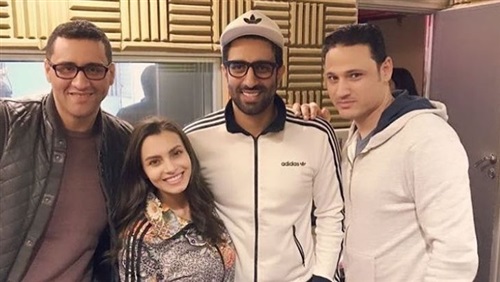 كارمن سيلمان مع فريق عمل الأغنية كارمن سيلمان مع فريق عمل الأغنية