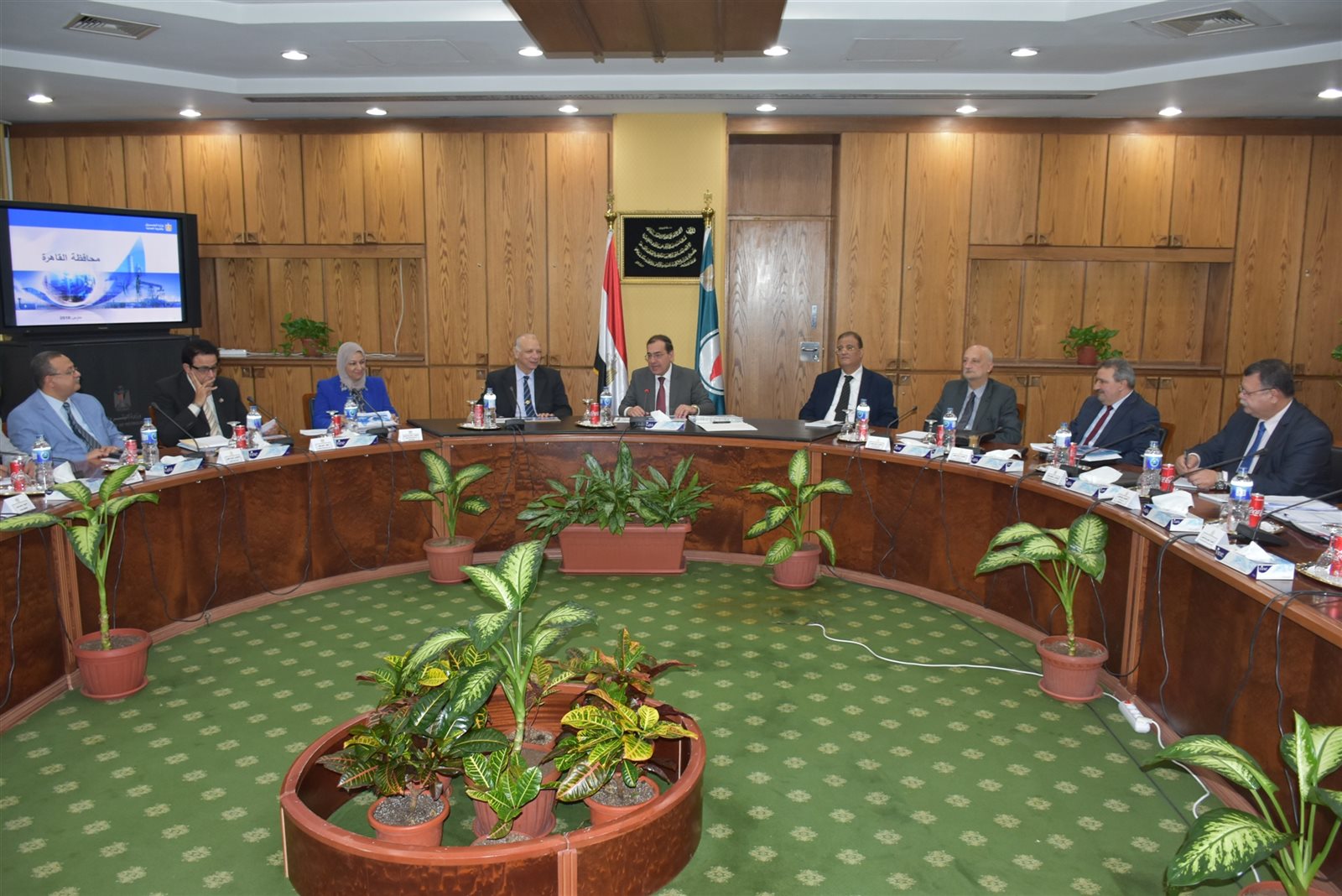 وزير البترول خلال الاجتماع وزير البترول خلال الاجتماع