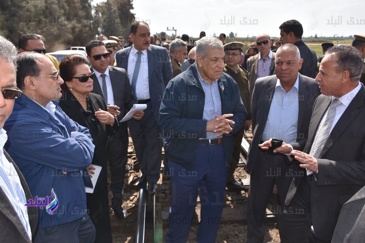 محلب ووزير النقل يتفقدان محطة سكة حديد أبو الخاو محلب ووزير النقل يتفقدان محطة سكة حديد أبو الخاو