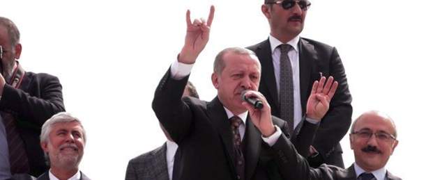 أردوغان يرفع إشارة الذئاب