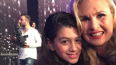 يسرا مع "كاي" أبنة مايا دياب يسرا مع "كاي" أبنة مايا دياب