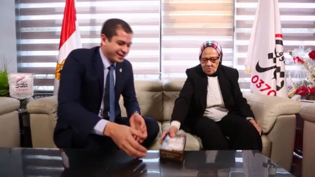 سيدة تتبرع بذهبها بالكامل لصندوق تحيا مصر