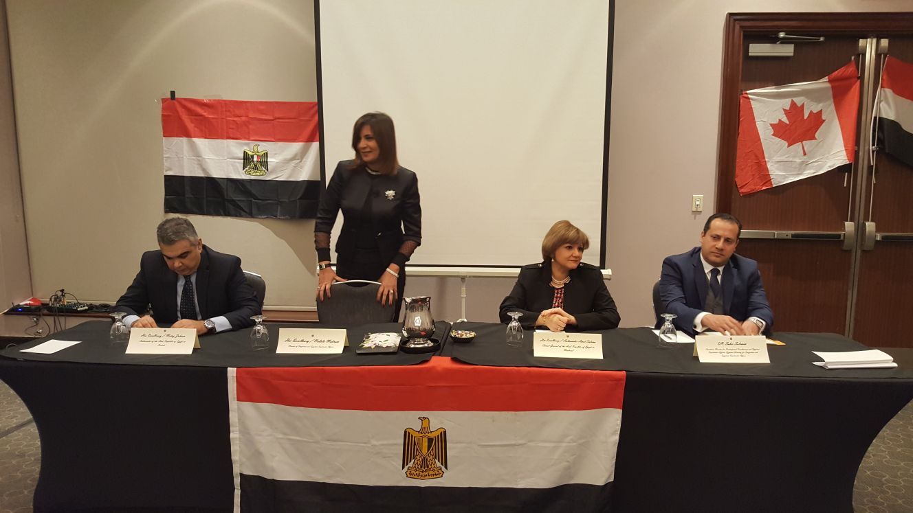 وزيرة الهجرة نبيلة مكرم خلال لقائها بالجالية المصرية