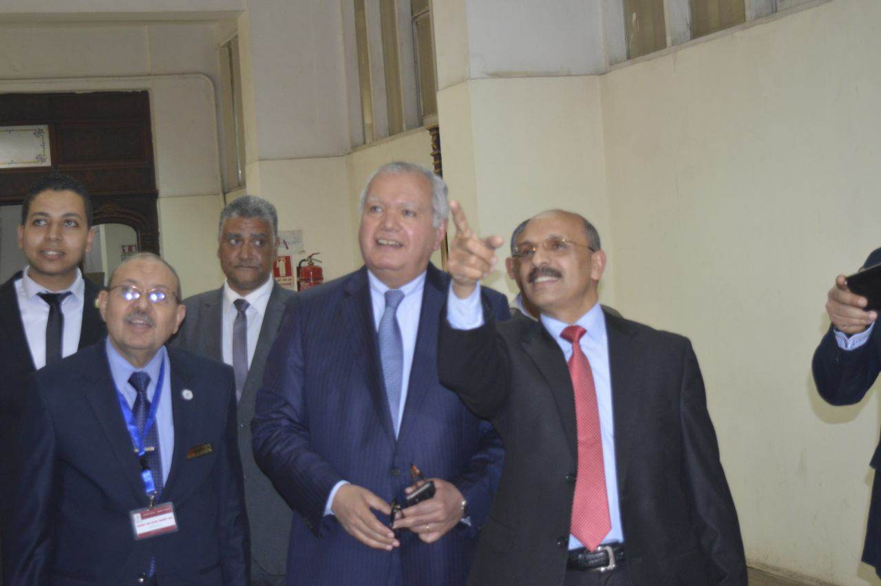 عميد الكلية يتفقد أنشطة المهرجان برفقة الضيوف