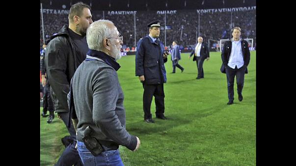 اقتحام مالك نادى باوك أرض الملعب وهو مسلح