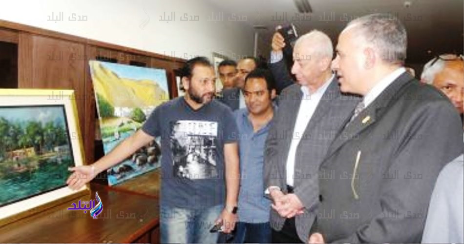 وزير الرى ومحافظ أسوان يفتتحان معرض فن تشكيلى