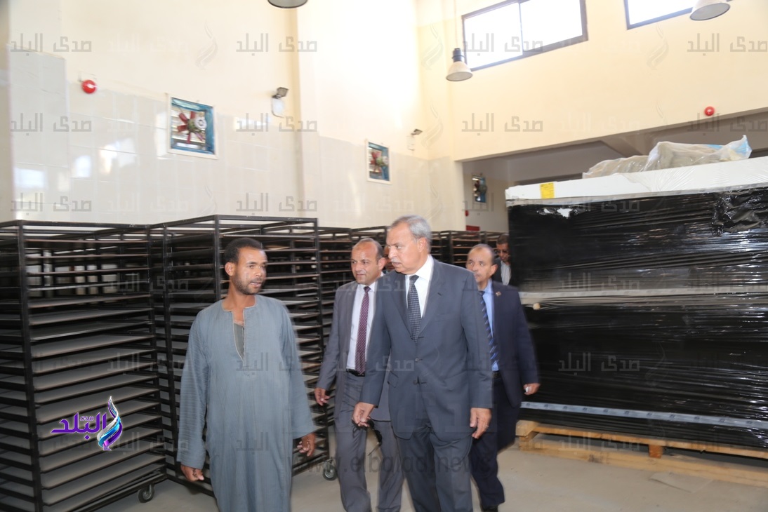 محافظ قنا يتفقد مصنع الوجبات المدرسية بمنطقة الصالحية