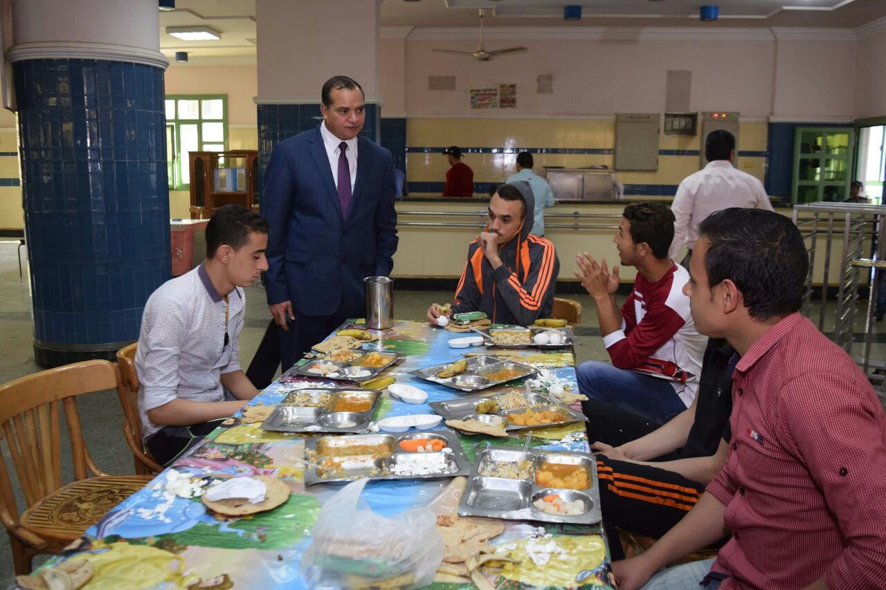 رئيس جامعة سوهاج يتابع وجبة "الغذاء"